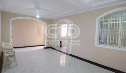 Casa com 329m² no bairro Áreas