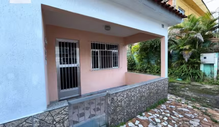Casa com quintal em Xerem próximo da “praça do Zeca'