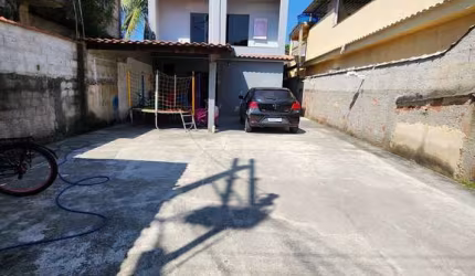 Casa com porcelanato e blindex em Santa Cruz da Serra