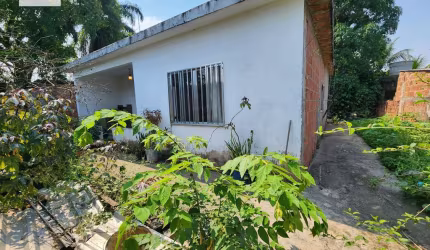 Casa com terreno grande de 2 quartos.