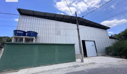 Galpão de pé direito duplo com 432 m²