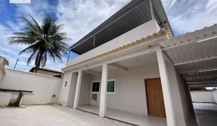 Linda casa próximo a Rodovia, com 3 quartos e quintal.