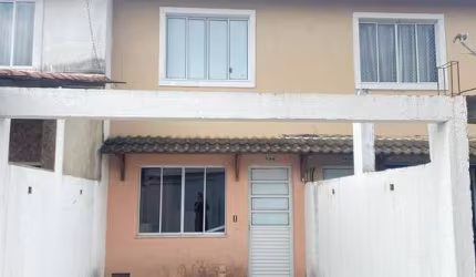 Linda casa duplex em condomínio familiar.