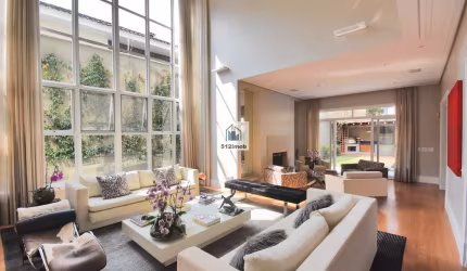 CASA EM RUA FECHADA - 546 m2 de terreno com 500 m2 de área construída