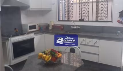 EXCELENTE CASA ASSOBRADADA,COM 3 SUITES,5 WCS,AMPLA SALA.