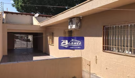 Casa térrea no Jardim Maia!! Travessa da Av. Paulo Faccini e colada ao Bosque Maia!