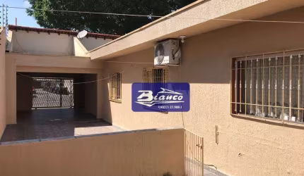 Casa térrea no Jardim Maia!! Travessa da Av. Paulo Faccini e colada ao Bosque Maia!