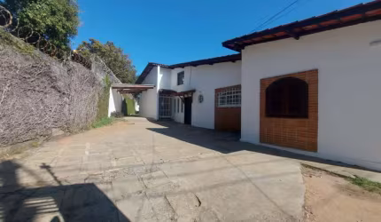 Casa Térrea para Locação Comercial na Granja Viana