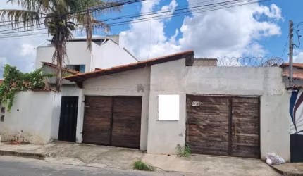 A³tima casa com 02 moradias no bairro Filadelphia em Betim
