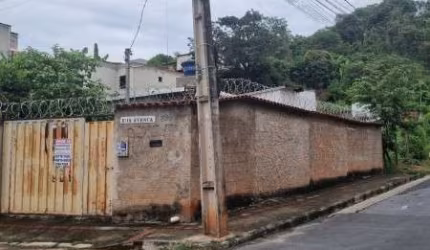 EXCELENTE CASA EM MEIO LOTE