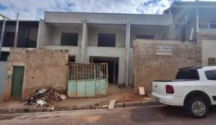 EXCELENTE CASA GEMINADA DUPLEX EM BETIM