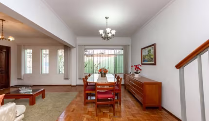 Versátil sobrado para venda com 4 quartos, sendo 1 suíte, 226m²