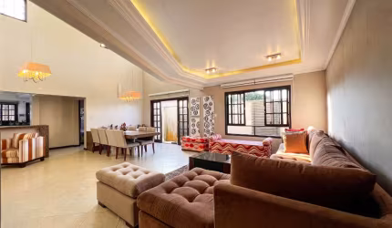 Agradável casa tipo para venda com 5 quartos, sendo 4 suítes, 328m²