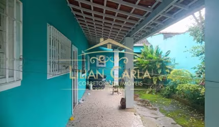 Casa à venda em Peruíbe com 2 dorm, 1 suíte, quintal com 4 vagas por APENAS R$ 270 mil