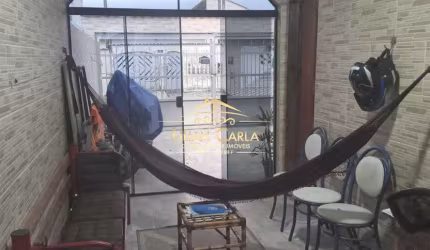 Casa à venda em Mongaguá com 2 dorm, 2 banheiros por apenas R$ 290 mil!