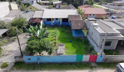 Casa com Amplo terreno para Venda no Balneário RECANTO DO FAROL, localizado na cidade de Itapoá / SC.