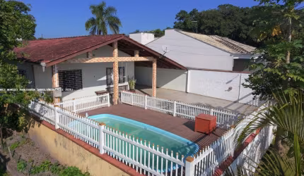 Casa Ampla, Estrutura Sólida e Muito Bem Localizada 400 mts da praia no Balneário Cambiju Região Central de Itapoá.