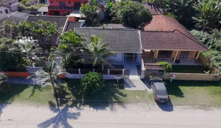 Casa Espaçosa com Amplo Terreno para Venda no Balneário PRINCESA DO MAR, localizado na cidade de Itapoá/SC.