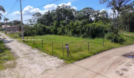 Terreno  Limpo de Esquina  para Venda no Balneário BRANDALIZE, localizado na cidade de Itapoá/SC.