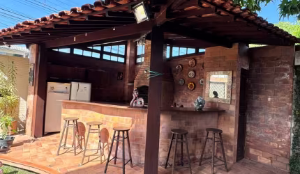 O PRIVILÉGIO DE MORAR EM UMA CHARMOSA CASA COM TOQUE SUIÇO