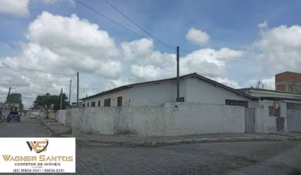 Casa de Esquina bem localizada em Tibiri