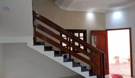Oportunidade Única: Sobrado Elegante e Espaçoso à Venda