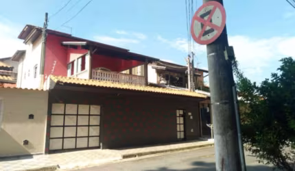 Descubra Seu Novo Lar: Sobrado à Venda com Espaço e Elegância