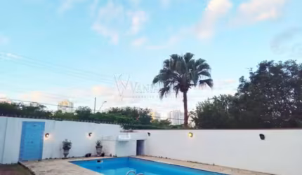 Linda Casa com Piscina, em Condomínio Fechado no Parque Residencial Aquarius