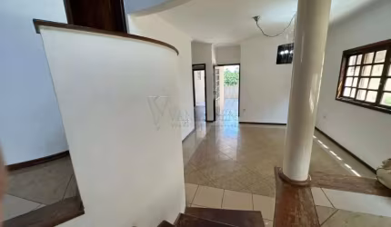 Venda de sobrado, excelente localização, próximo ao shopping, comércios,  Localizada no bairro Jardim Esplanada II. Esta casa oferece amplo espaço e conforto, ideal para famílias. Com 3 garagens, você