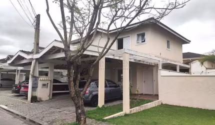 Sobrado em Condomínio para Locação e Venda: 90m² de Área Construída e Terreno de 140m² em Jacareí, Vila Branca!