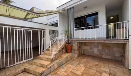 Casa comercial à venda no centro de Piracicaba com 180 m² | 6 salas, 3 banheiros, 1 edícula e 3 vagas de garagem.