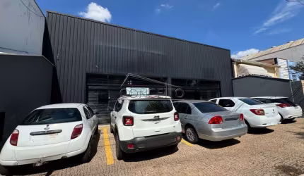 Salão comercial para locação no centro de Piracicaba com 86,24 m² | Amplo salão, mezanino com elevador de carga e 5 vagas de estacionamento.