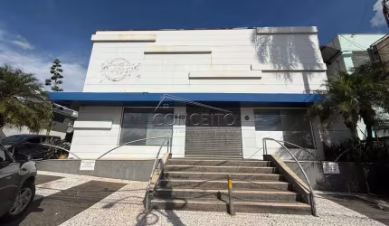 Ponto comercial para locação no bairro São Dimas com 354 m² | 8 salas, 5 banheiros e 3 vagas de recuo.