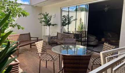 Casa térrea à venda no centro de Piracicaba-SP com 300,64 m² | 3 suítes e 2 vagas de garagem cobertas.