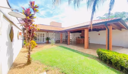 Casa térrea à venda no bairro Nova Piracicaba com 220 m² | 3 dormitórios, sendo 1 suíte master e 9 vagas de garagem.