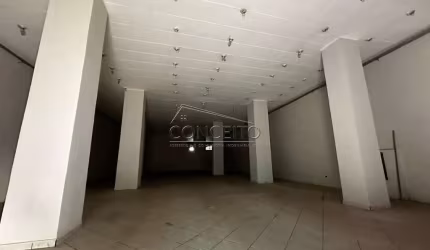 Salão comercial para locação com 625m² de área útil.