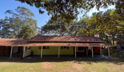 Chácara à venda no bairro Alpes das Águas com 200m² | 4 dormitórios sendo 1 suíte e amplo quintal com árvores frutíferas.