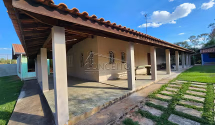 Chácara à venda no bairro Pau Queimado com 500m² | 3 dormitórios sendo 1 suíte e ampla área verde.