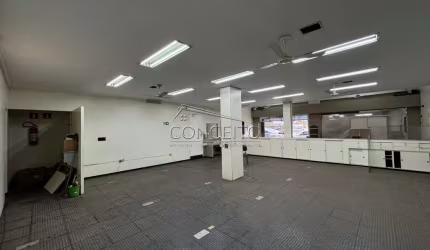 Ponto comercial à venda no centro com 388 m² | amplo salão, 5 salas, 4 banheiros e cozinha.