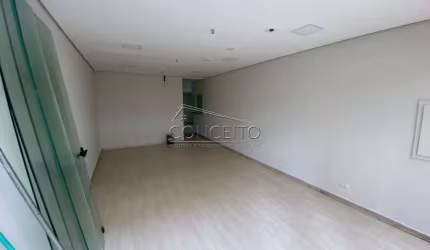 Sala comercial para locação no centro de Piracicaba com 145 m² | Amplo salão, 2 banheiros, 7 provadores e jardim de inverno.