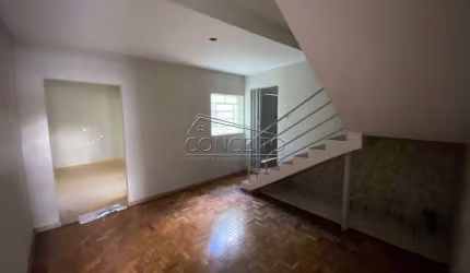 Sobrado à venda no bairro Cidade Alta com 170 m² | 3 dormitórios com armários, sendo 1 suíte e 2 vagas de garagem cobertas.