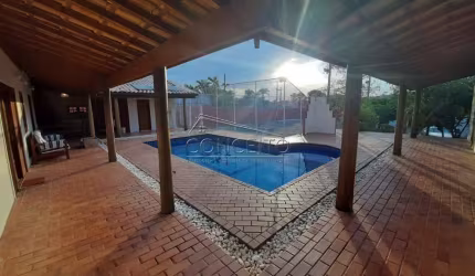 Chácara à venda no Condomínio Colinas do Piracicaba com 380 m² | 4 suítes, quarto de despejo e 4 vagas cobertas.