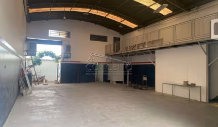 Barracão à venda no bairro Piracicamirim com 230 m² | 2 salas, 3 banheiros e 3 vagas de estacionamento.