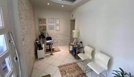 Casa comercial à venda no centro com 56,88 m² | Recepção, 2 salas e 1 vaga de garagem.