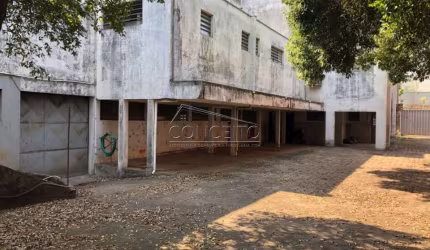Barracão comercial para locação ou venda no bairro Jaraguá com 1630 m² de área construída | amplo pátio, refeitório e 30 vagas de garagem.