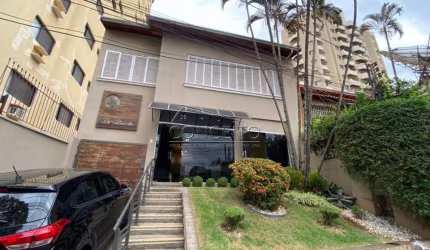 Casa comercial à venda no centro com 86,54 m² | 3 dormitórios com armários e 2 vagas de garagem.