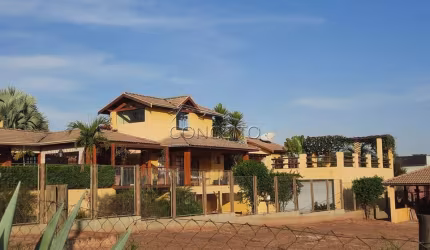 Chácara no Condomínio Serelepe em Santa Maria da Serra com 353 m² | 4 suítes, casa de barco e várias vagas de estacionamento.