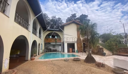 Sobrado à venda no Parque Santa Cecília com 903,70 m² | 6 suítes com closet, 9 vagas de garagem e amplo terreno.