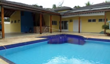 Chácara para locação ou venda no Condomínio Colinas do Piracicaba com 323 m² | 5 dormitórios sendo 4 suítes, piscina com prainha e 6 vagas de garagem.