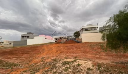 Terreno à venda no Condomínio Residencial São Luiz com 300m² de área total.